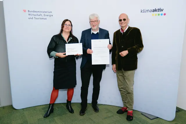 Die Erweiterung des LKH Wolfsberg erhielt die Auszeichnung klimaaktiv Gold. Im Bild: Werner Leitner, Peter Kusstatscher und Katharina Kowalski (Wirtschaftsministerium) | Foto: BMWET/APA-Fotoservice/Stefan Reichmann