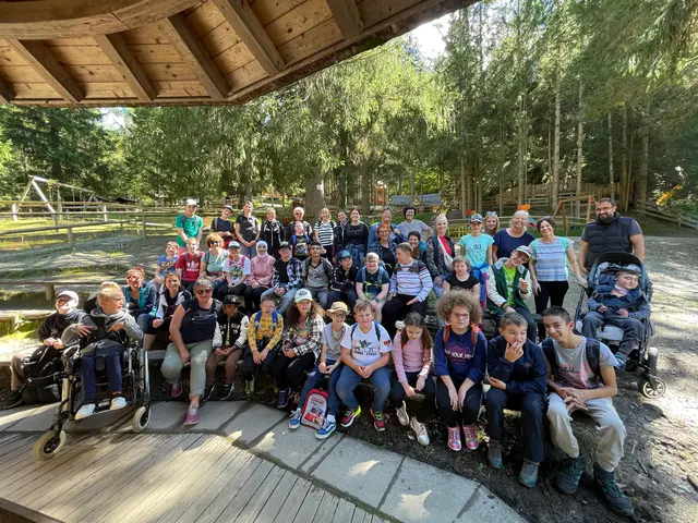 Die Schülerinnen und Schüler der Sonderschulen Lienz und Sillian mit ihren Lehrpersonen und Betreuerinnen im Sillianer Wichtelpark. | Foto: ASO Sillian
