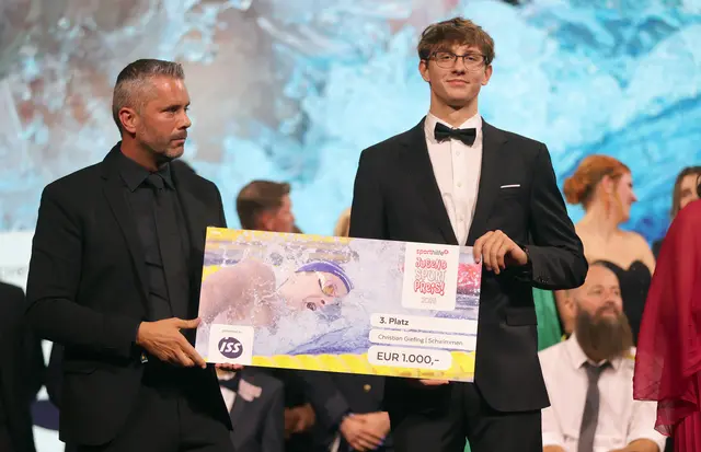 Marcus Mizerovsky mit dem drittplatzierten Christian Giefing aus Markt St. Martin. | Foto: GEPA pictures/Sporthilfe