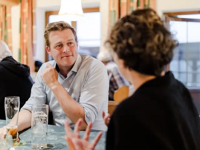 Wirtshausgespräche mit Klimalandesrat Stefan Kaineder in Hinterstoder. | Foto: Die Grünen OÖ
