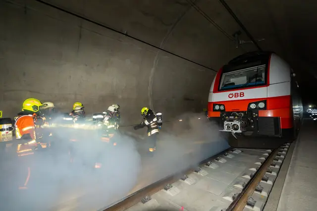 Die Feuerwehrleute bei der letzten Großübung vor der Inbetriebnahme der Koralmbahn. | Foto:  ÖBB/Chris Zenz
