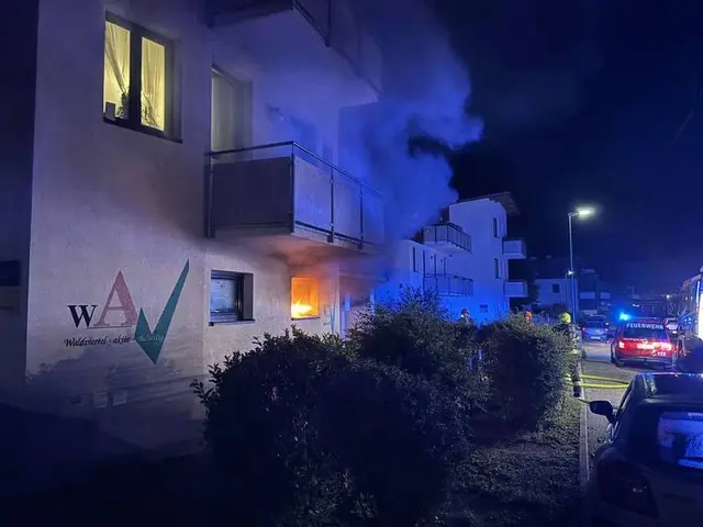 Beim Eintreffen der Einsatzkräfte wurde das gesamte Gebäude sofort evakuiert. | Foto: Feuerwehr