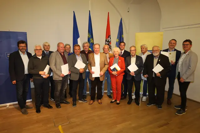 Das „Ehrenzeichen in Gold“ der Volkspartei Niederösterreich erhielten engagierte und langjährige Mitglieder, denen Abgeordneter Franz Linsbauer gratulierte (re.). | Foto: Herbert Gschweidl