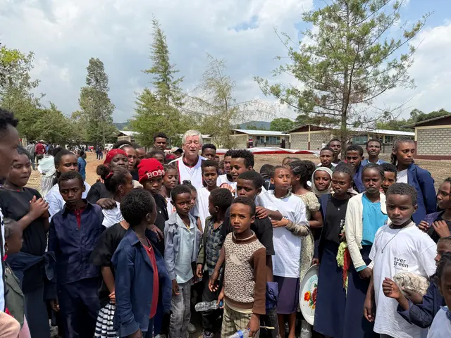  „Schule Äthiopien“-initiator Peter krasser mit „seinen“ Kindern vor der neuen Schule | Foto: MFM