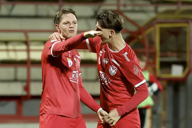 Endlich konnten die Kapfenberger wieder über einen Treffer jubeln: Torschütze Luca Hassler mit Adrian Marinovic. | Foto: GEPA pictures/Hans Oberländer