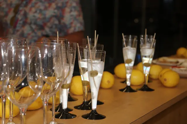 Für alle Gäste gab es nach dem Konzert noch ein Glas Martini geschüttelt, nicht gerührt. | Foto: Josef Hofmüller