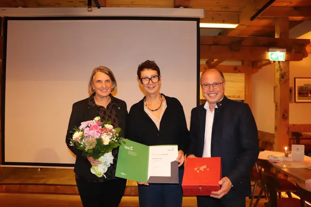 Gabriele Pavic setzt die Bildungssegel in Puch und sorgt für frischen Schwung in der Erwachsenenbildung vor Ort. Im Bild v.l.: Bgm. Barbara Schweitl, Gabriele Pavic und Bezirksleiter Bgm. Herbert Walkner.  | Foto: Salzburger Bildungswerk – Wolfgang Hitsch