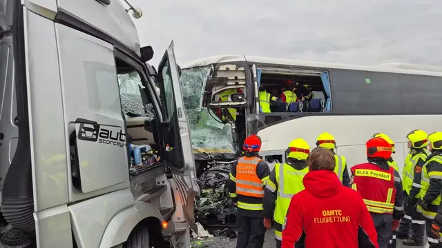 Auf der Nordautobahn (A5) im Bezirk Mistelbach hat sich Freitagfrüh ein schwerer Verkehrsunfall ereignet. Ein Lkw stieß mit einem polnischen Reisebus zusammen, auch ein Pkw war beteiligt.  | Foto: BFK Mistelbach