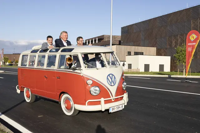 Die erste Fahrt auf der neuen Straße. | Foto: Hargassner