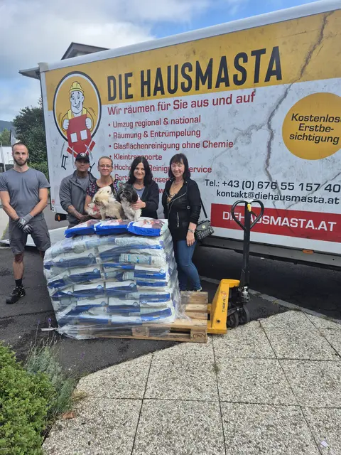 Das Umzugsunternehmen "Die Hausmasta" spendete 350 Kilo Hundefutter an das Linzer Tierheim. | Foto: "Die Hausmasta"