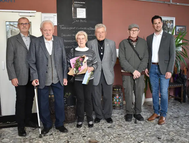 Auf dem Foto mit den Jubilaren, Bürgermeister Christoph Demmer, (blaue Jeans) und Gemeinderat Krenbek Gerald (schwarze Hose), 80er-Geburtstag: Sellinger Renate, Ambros Ernst (schwarze Gehstock, Brille), 85er-Geburtstag: Danis Walter (schwarze Rollkragenpullover), 95er-Geburtstag: Bayer Josef (weiße Gehstock) | Foto: Gemeinde Prottes