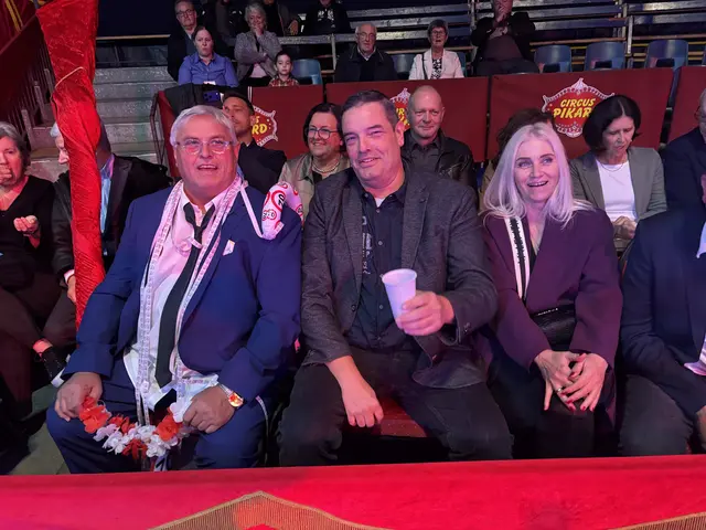 Transportunternehmer Karl Hiesinger (li.) mit seinen Gästen: Er kaufte 45 (!) Zirkuseintrittskarten und feierte seinen 70. Geburtstag.   | Foto: Wolfgang Ilkerl