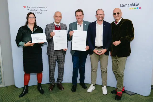 klimaaktiv Silber für die Wohnanlage Grüne Allee, Bauabschnitt 2, Haus 4-5 in Villach.
Im Bild: Gerhard Alberer, Karl Zußner, Alfred Groyer, Peter Kusstatscher und Katharina Kowalski. | Foto: BMWET/APA-Fotoservice/Stefan Reichmann