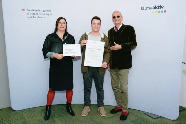 klimaaktiv Silber für die Planung des Funktionstrakts im Bundesleistungszentrum für Damen Eishockey in Villach.
Im Bild: Michael Kolbitsch, Peter Kusstatscher und Katharina Kowalski | Foto: BMWET/APA-Fotoservice/Stefan Reichmann