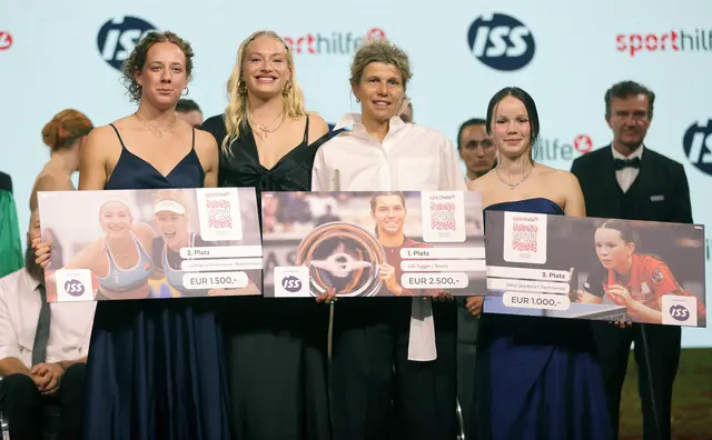 Lia Berger und Lilli Hohenauer mit Lilli Taggers Mutter und Nina Skerbinz | Foto: GEPA pictures/Sporthilfe