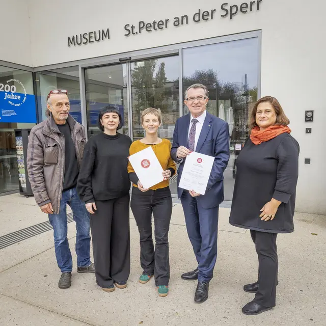 Alexander Carniel, Lena Hoffmann, Museumsleiterin Julia Schlager, ÖVP-Kulturstadtrat Franz Piribauer und Patricia Illes. | Foto: Stadt Wiener Neustadt/Weller