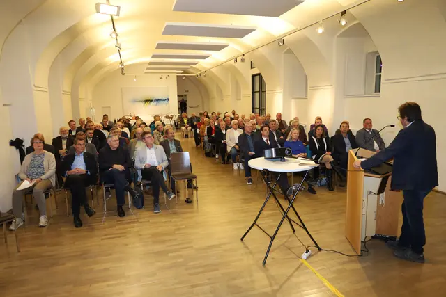Beim Gemeindeparteitag in Horn durfte sich Bürgermeister Lentschig über einen vollen Saal freuen. | Foto: Herbert Gschweidl