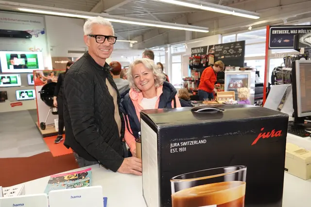 Auch diese beiden freuten sich über ihre neue Kaffeemaschine und die tollen Angebote. | Foto: Michael Blinzer