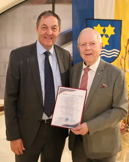 Straßenbaudirektor Josef Decker hat einige Projekte mit dem Alt-Bürgermeister umgesetzt und gratuliert zur Ehrenbürgerschaft. | Foto: Manfred Wlasak