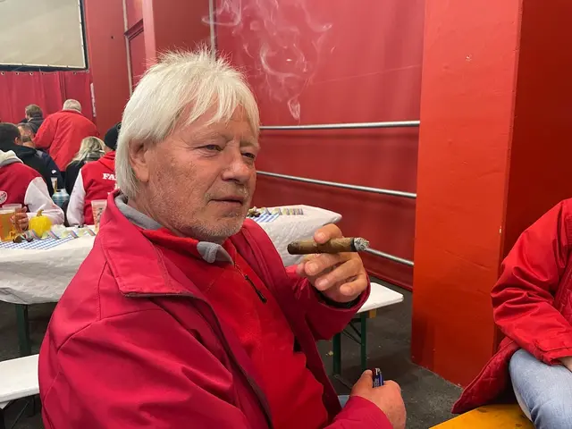 Beruhigungszigarre: Helmut Großegger, Obmann des Fanclubs "Graue Falken". | Foto: Gaube