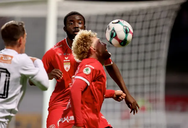 Ex-KSV-Spieler Michael Lang (A. Klagenfurt) im Duell mit Yao Olivier Juslin N'Zi und Robin Littig. | Foto: GEPA pictures/Hans Oberländer