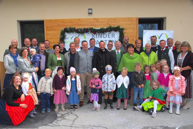 Ehrengäste mit den Kindergartenkindern und Personal | Foto: Wolfgang Schlick
