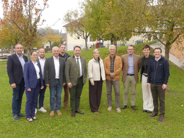 Naturschutz-Landesrat LH-Stv. Dr. Manfred Haimbuchner und Johann Thauerböck (Präsident des Verbandes der Naturparke Österreich) mit den Vertretern der Naturparke Oberösterreichs (Geschäftsführer:innen und Vereinsvertretung)
 | Foto: Naturpark Obst-Hügel-Land