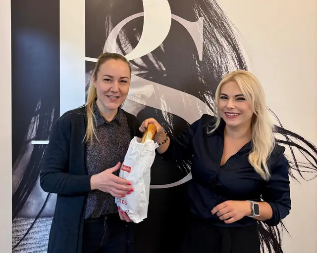 Verkäuferin Claudia Mittermeier mit Petra Stolz-Mauracher vom Friseur Atelier.  | Foto: MeinBezirk