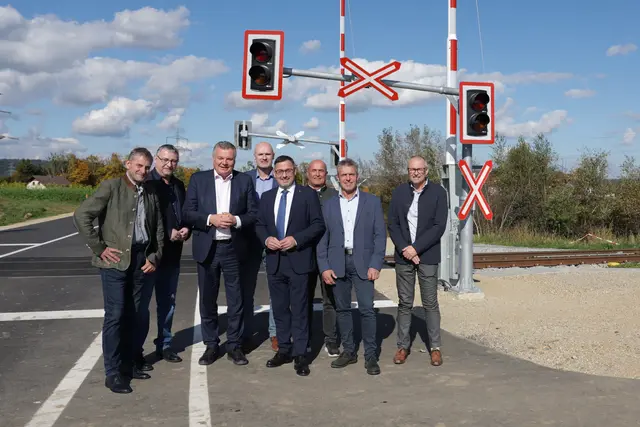 LAbg. David Schießl, Bgm. Robert Wimmer, LR Günther Steinkellner, Heinz Dudek, LAbg. Klaus Mühlbacher, Thomas Haider, Vzbgm. Engelbert Bründl und Thomas Eckerstorfer. | Foto: Land OÖ/Daniel Kauder