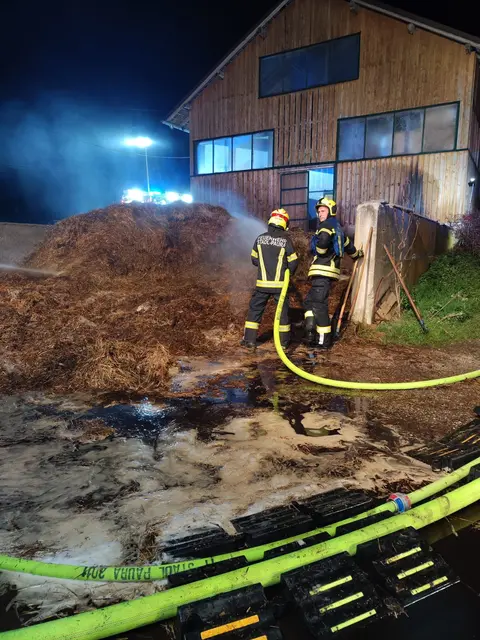 Feuerwehr und Landwirt löschen einen brennenden Misthaufen in Stadl-Paura und können den Hof und die Tiere vor den Flammen bewahren. | Foto: Feuerwehr Stadl-Paura