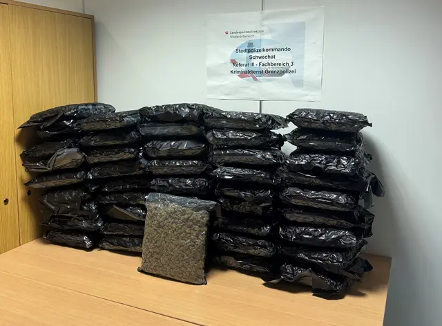 Zwei Koffer voll Drogen am Flughafen Wien etdeckt