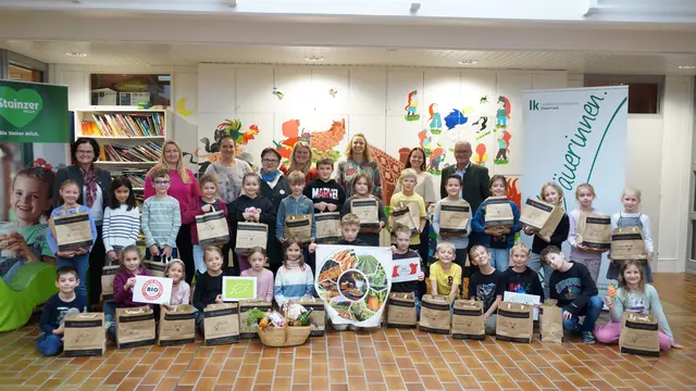 Die Schülerinnen und Schüler, Lehrerinnen und Vertreterinnen der Bäuerinnen | Foto: MeinBezirk/Justin Schrapf