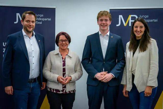 Florian Klotz, VP-Bezirksobfrau Sonja Ledl-Rossmann, Otto Matreux und Sophia Kircher (v.l.). | Foto: JVP Tirol