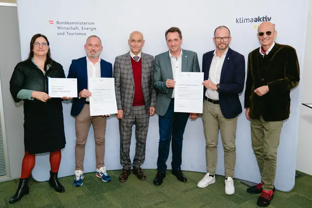 klimaaktiv Silber für die Planung der Wohnanlage 3080, BA 4 und 5 in Lendorf.
Im Bild: Firtz Katzianke, Gerhard Alberer, Karl Zußner, Alfred Groyer, Peter Kusstatscher und Katharina Kowalski | Foto: BMWET/APA-Fotoservice/Stefan Reichmann