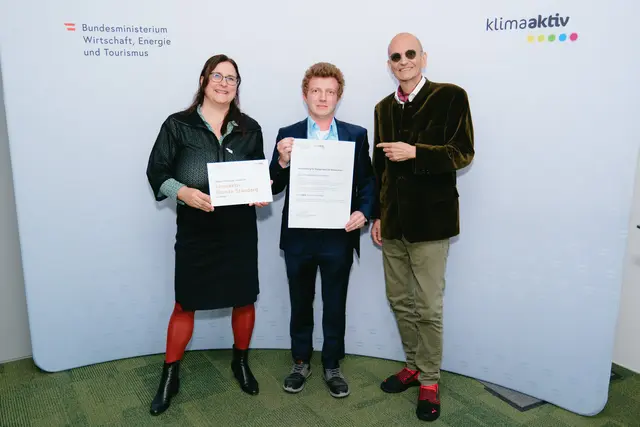 klimaaktiv Silber für die Planung des Zubaus zum Elisabethinen Krankenhaus in Klagenfurt.
Im Bild: Gerbert Rammel, Peter Kusstatscher und Katharina Kowalski | Foto: BMWET/APA-Fotoservice/Stefan Reichmann