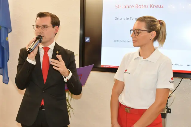 Bgm. und Ortsstellenleiter Stefan Hofer mit der aktuellen Dienstführenden Nicole Tesch. | Foto: Peter Häusler