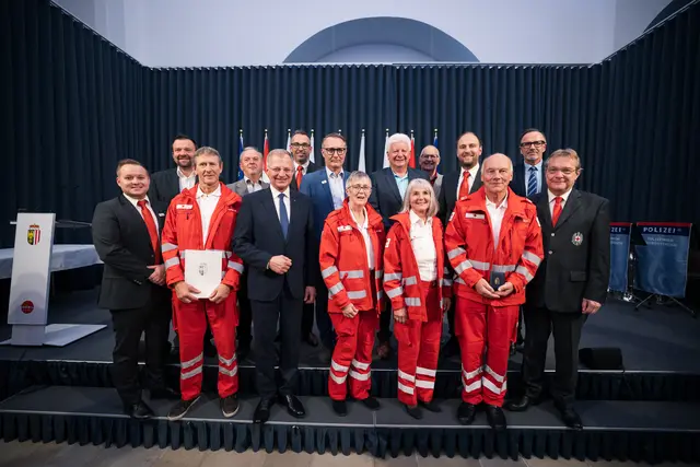 LH Thomas Stelzer und OÖRK-Vizepräsident Günter Mayr mit den Geehrten, ihren Angehörigen und Gratulanten.
 | Foto: Land Oberösterreich/MM