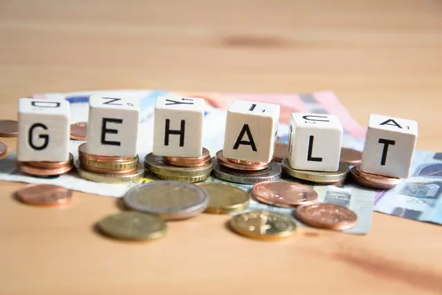 Eine größere Firma soll pro geleistete Arbeitsstunde ihren Mitarbeitern einige Cent Gehalt unterschlagen haben. Dadurch seien alleine in einem Jahr Zehntausende Euro nicht ausbezahlt worden. (Symbolbild) | Foto: Danist/Panthermedia