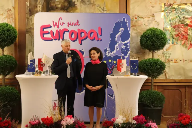 Gemdeinderat Adolf Lackner und LEADER- sowie Regionalmanagerin der LAG Nockregion Oberkärnten Christine Sitter klärten auf, wo die EU "überall drinsteckt". | Foto: Alen Grabic