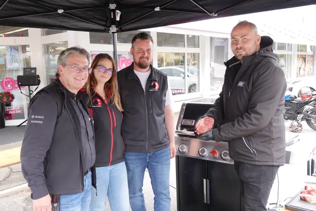 Die köstlichen Wagyu Steaks von Wagyu Murtal waren das heimliche Highlight am Freitag. Wolfgang Friedl (l.) freute sich jedenfalls sehr über die Kombination aus hochwertigem Fleisch und professioneller Grillerei. | Foto: Michael Blinzer