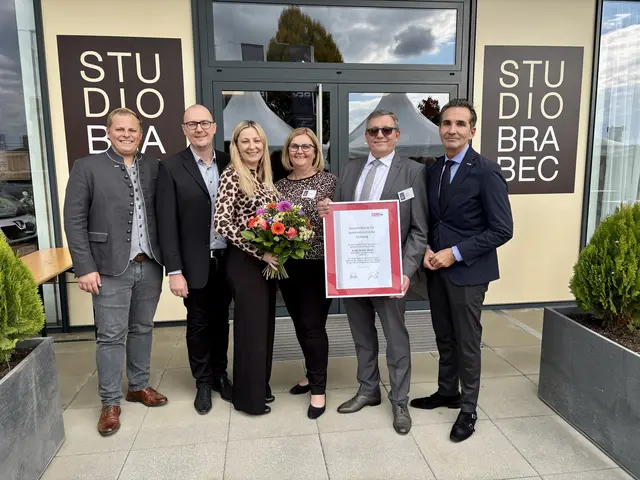 Für 20 Jahre Studio Brabec gab es für Claudia Tappler-Brabec sowie Hannes, Elfi und Sepp Brabec eine Auszeichung seitens der Wirtschaftskammer, überreicht von Regionalstellenleiter Martin Heidinger und Regionalstellenobmann Dietmar Schweiggl. | Foto: B. Gady