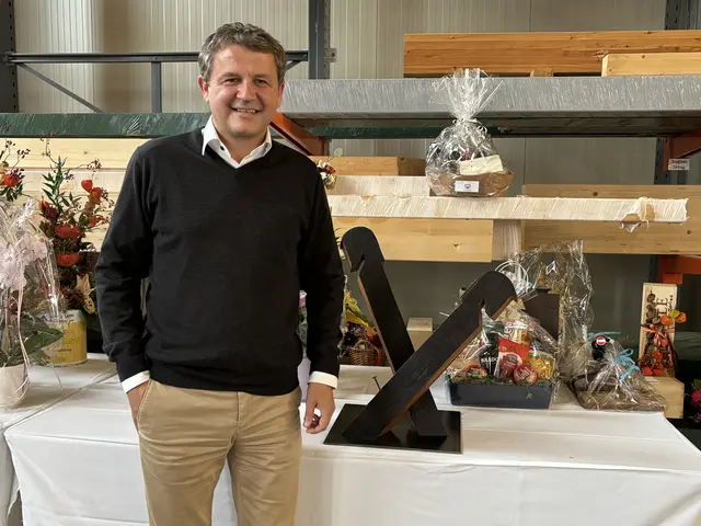 Raiffeisenbank Straß-Spielfeld Dir. Anton Klapsch überbrachte ebenso seine Glückwünsche. | Foto: Brigitte Gady