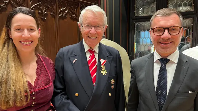 Die Vereinigung der Österreicher in der Schweiz lädt alljährlich anlässlich des Nationalfeiertags zum Empfang: Andrea Schöllnast und Hermann Wagner sowie Bernhard Faustenhammer (Außenministerium) freuen sich über den Austausch mit Landsleuten, die Pflege steirischer Traditionen und das Gefühl, an diesem Tag ein Stück Heimat in der Ferne zu erleben. | Foto: Schöllnast