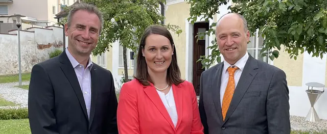 Wilherings Bürgermeisterin Christina Mühlböck (Bildmitte) und der 1. Vizebürgermeister Gerald Plankenauer (li.) wurden am 27. Juni 2024 angelobt. Diese nahm der Bezirkshauptmann Manfred Hageneder (re.) vor. | Foto: MeinBezirk