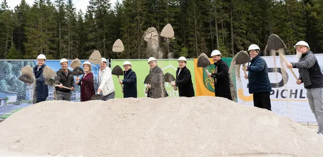 Spatenstich für das neue Bauprojekt in Leutasch/Ostbach. Mit dabei Verterinnen und Verteter von der Gemeinde, Pichler Bau, Tiroler Wohnbau und ehemaliger Landeshauptmann Günther Platter. | Foto: tiroler wohnbau