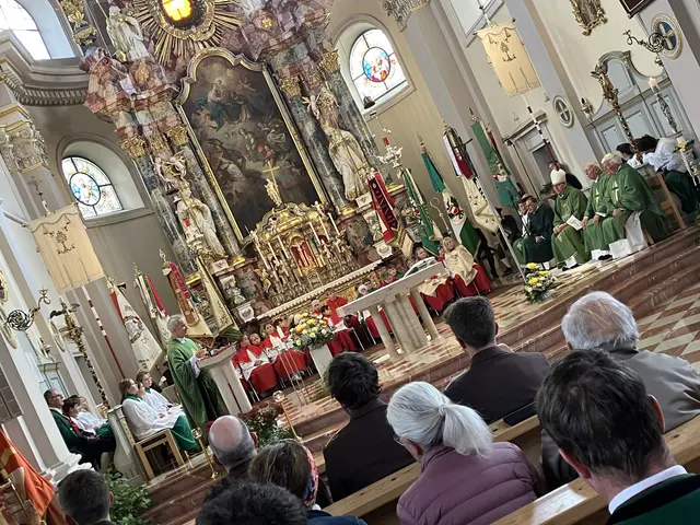 Die Messe in der Pfarrkirche Tannheim war einer der Höhepunkte des Bischof-Besuchs. | Foto: Hausmann/dibk.at