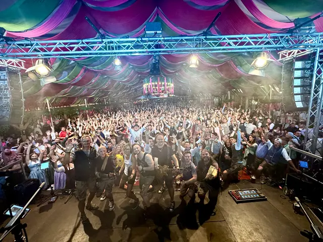 „Die Glorreichen Halunken“ live auf der Cannstatter Wasen – Stimmung pur im Festzelt.  | Foto: Die Glorreichen Halunken