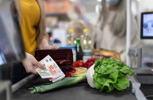 Aufgrund der hohen Inflation muss der für zwei Jahre abgeschlossene Kollektivvertrag für Handelsangestellte aufgeschnürt werden. | Foto: Shutterstock / Halfpoint
