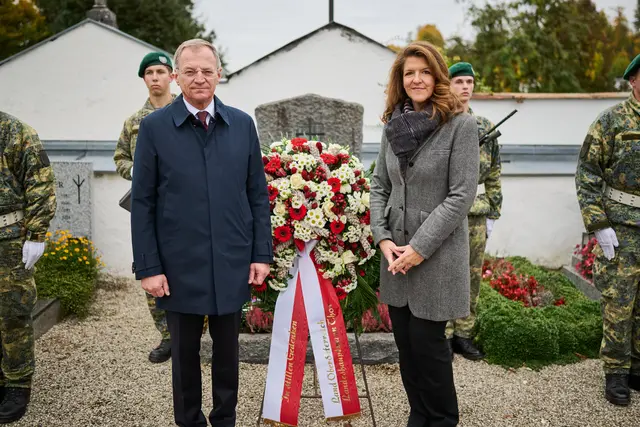 Landeshauptmann Thomas Stelzer mit Elisabeth Wenzl, der Tochter von LH a.D. Dr. Erwin Wenzl. | Foto: Land OÖ/Peter Mayr