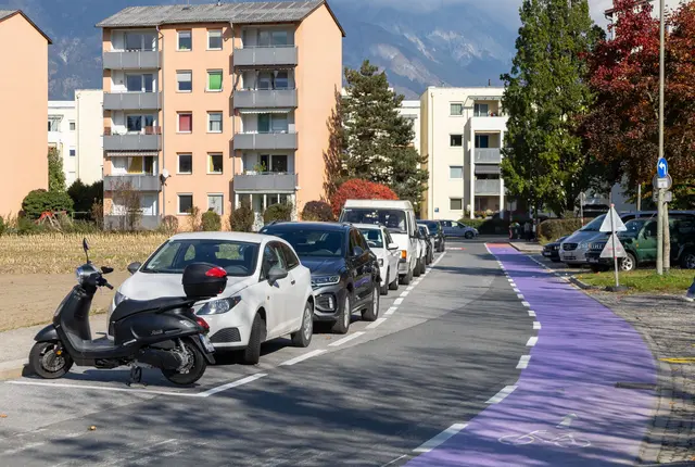 Der neugestaltete Radweg strahlt in einer Lilafarbe. Die Parkplätze bleiben großteils erhalten.  | Foto: ©IKM/F.Bär